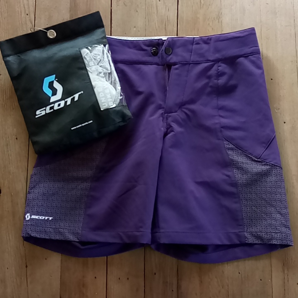 Scott women mountain bike shorts with padded underwear.
